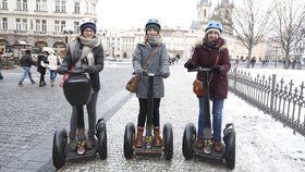 Jezdci na segwayi v centru Prahy