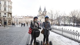 Jezdci na segwayi v centru Prahy