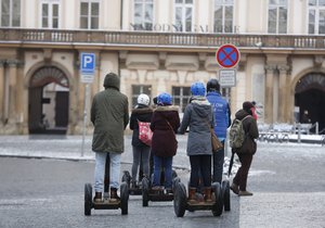Jezdci na segwayi v centru Prahy