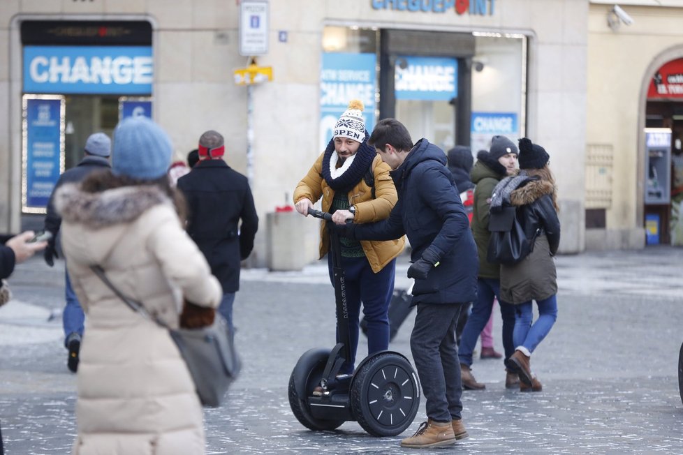 Jezdci na segwayi v centru Prahy