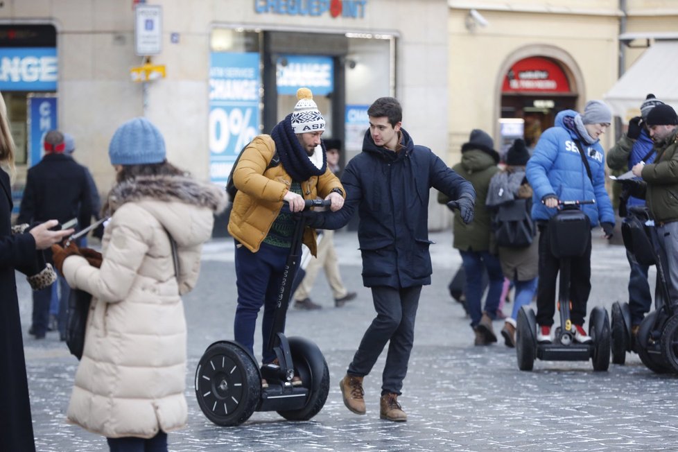 Jezdci na segwayi v centru Prahy