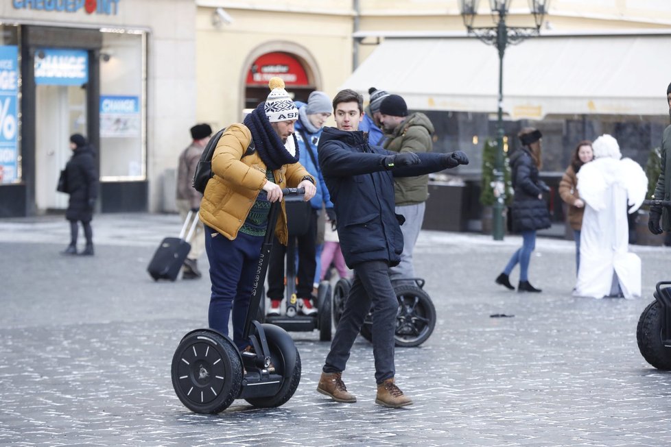 Jezdci na segwayi v centru Prahy