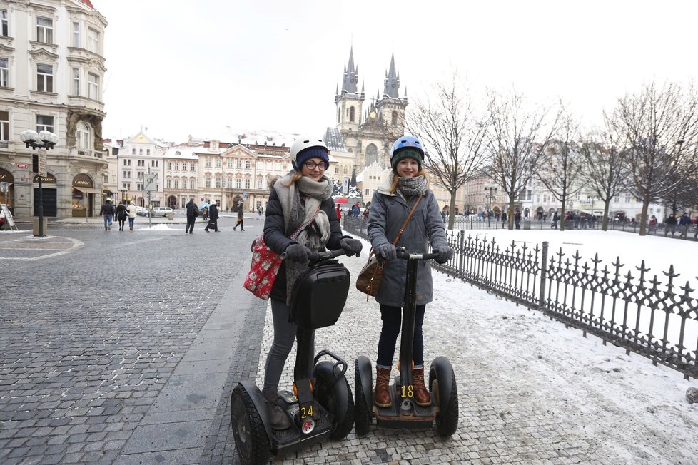 Jezdci na segwayi v centru Prahy