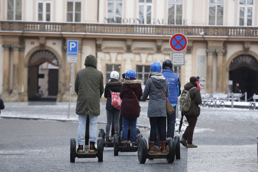 Jezdci na segwayi v centru Prahy