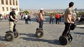 Segway je oblíbeným prostředkem zejména turistů. Nový zákon má jeho používání regulovat.