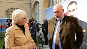 Dvojka evropské kandidátky ČSSD europoslankyně Olga Sehnalová s ministrem zemědělství Miroslavem Tomanem. Oba řeší kvalitu potravin (23. 4. 2019)