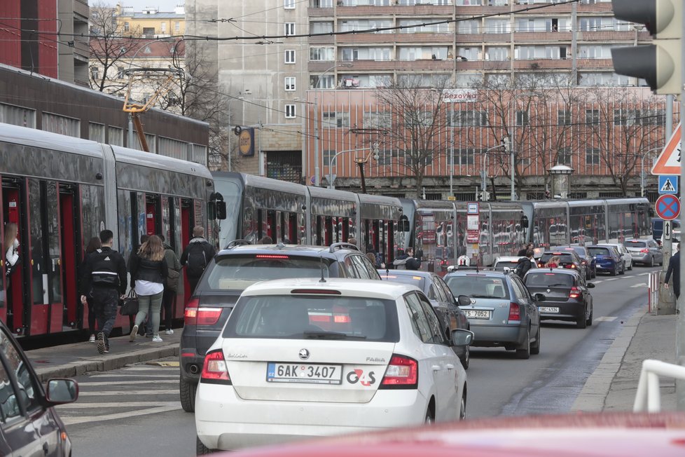 Takto vypadala doprava na Žižkově v úterý.