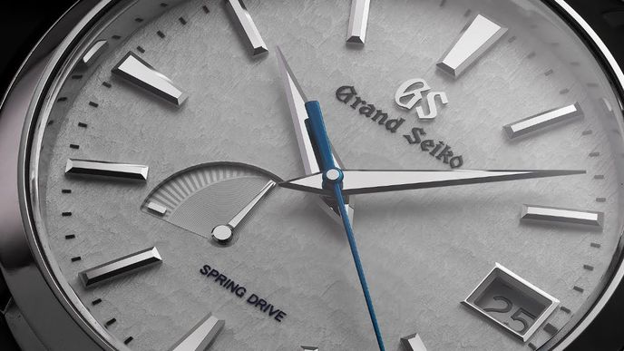 Detail na lunetě hodinek Grand Seiko.