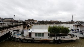 Hladina Seiny v Paříži ještě o několik centimetrů stoupla.