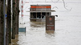 Hladina Seiny v Paříži ještě o několik centimetrů stoupla.