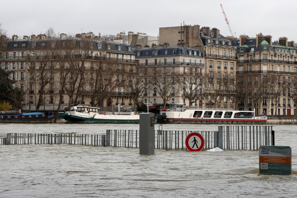 Hladina Seiny v Paříži ještě o několik centimetrů stoupla.