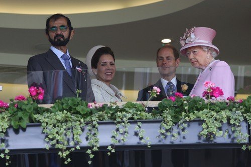 Šejk Mohammed s manželkou a britskou královnou Alžbětou II.