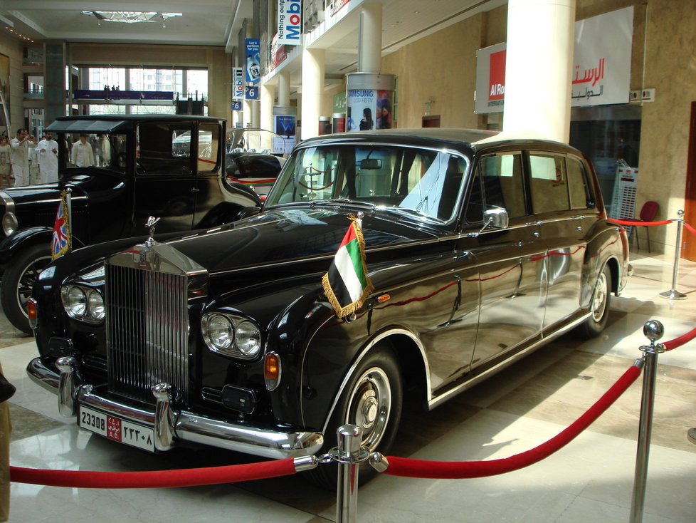 Britské limuzíny miliardářovi neučarovaly zdaleka tolik jako mercedesy a „ameriky“. Rolls-Royce Phantom 6, kterým při návštěvě Dubaje v roce 1979 jezdila královna Alžběta II, si ale koupil.