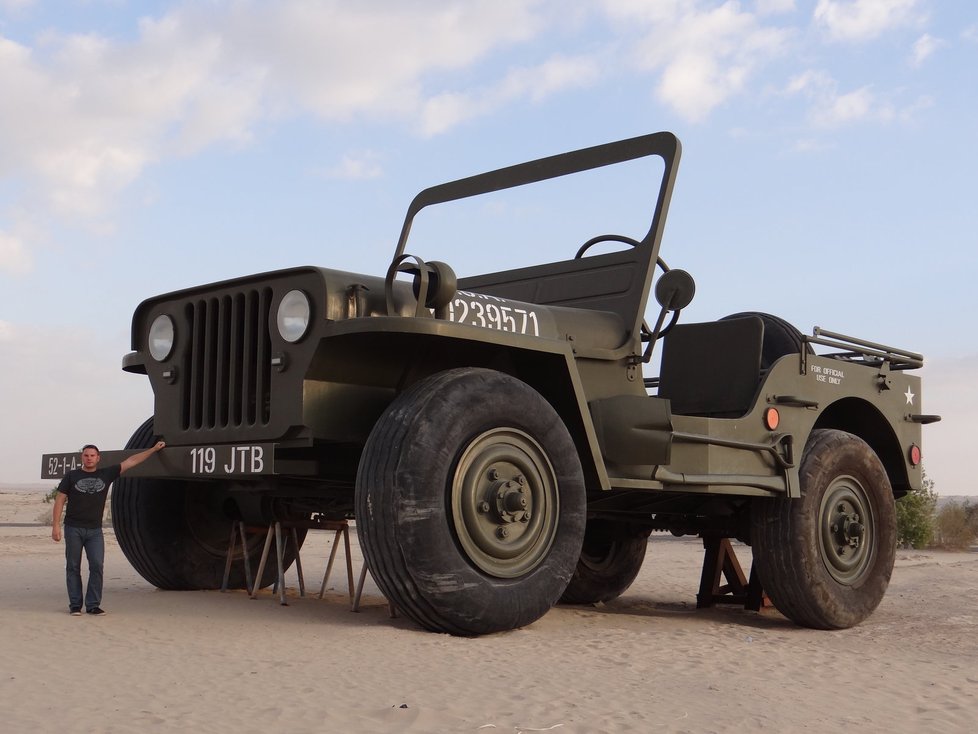 Redaktor Světa motorů v životní velikosti se opírá o největší pojízdný „modýlek“ světa. Jeep Willys v měřítku 4:1 šejk sám navrhl a nechal vyrobit ve vlastních strojírnách. Vyjížděl s ním do pouště na lov. Sedí se pod kapotou a kouká skrz masku.