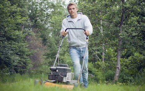 Stále více lidí chce v neděli mít klid. Některá města proto zakazují v tento čas hlučné stroje. (ilustrační foto)