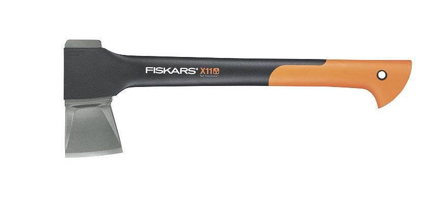 Sekara Fiskars je lehká, s čepelí z kvalitní oceli a dokonale ergonomicky tvarovaná, takže topůrko padne dobře do ruky.
