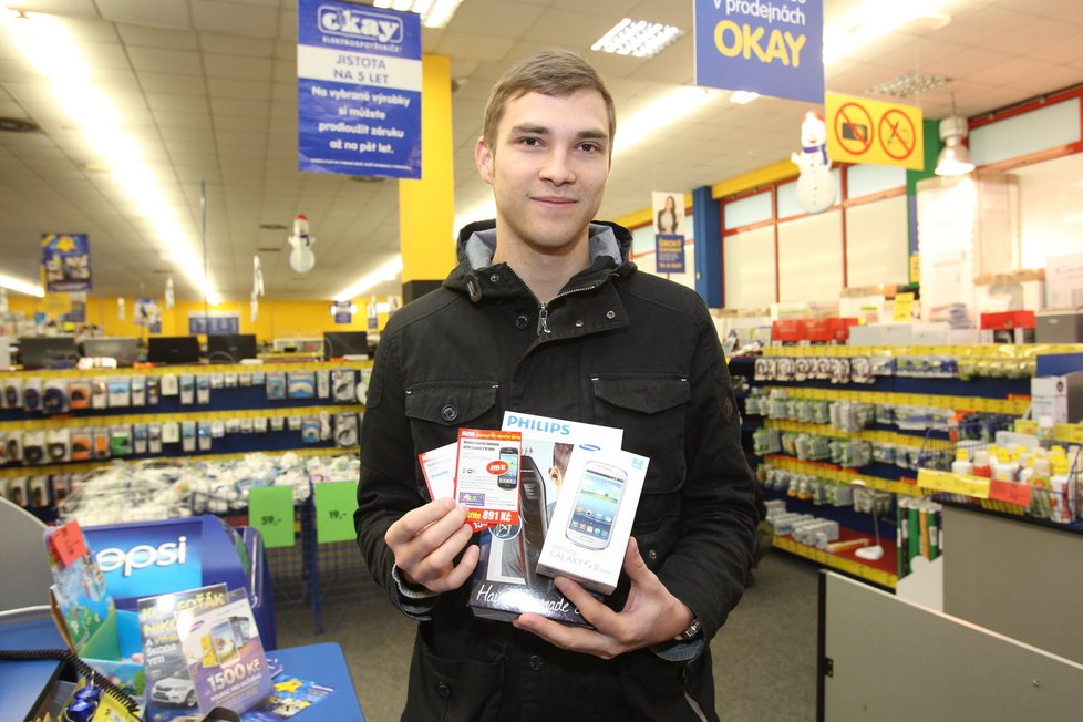 Jakub (28) díky šekové knížce Blesku výhodně nakoupil chytrý telefon Samsung a zastřihovač vlasů