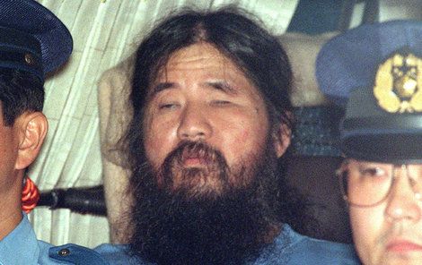 Šoko Asahara byl popraven oběšením. 
