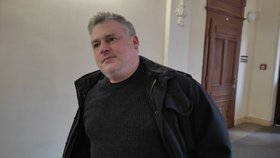 Dnes již bývalý sekuriťák brněnského úřadu práce Vítězslav Musil musí platit za to, že při ochraně úřednic a návštěvníků úřadu práce zranil agresivního opilce.