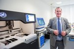 Rektor Univerzity Karlovy Tomáš Zima stojí vedle nového sekvenátoru DNA třetí generace v Biomedicínském centru plzeňské lékařské fakulty. Přístroj centrum získalo jako první v ČR.