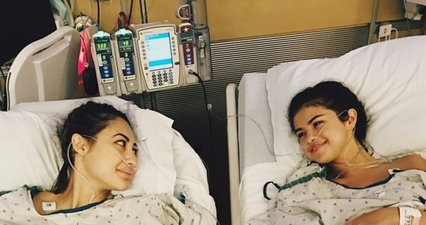 Selena Gomez na instagramu odhalila, že podstoupila transplantaci ledviny.