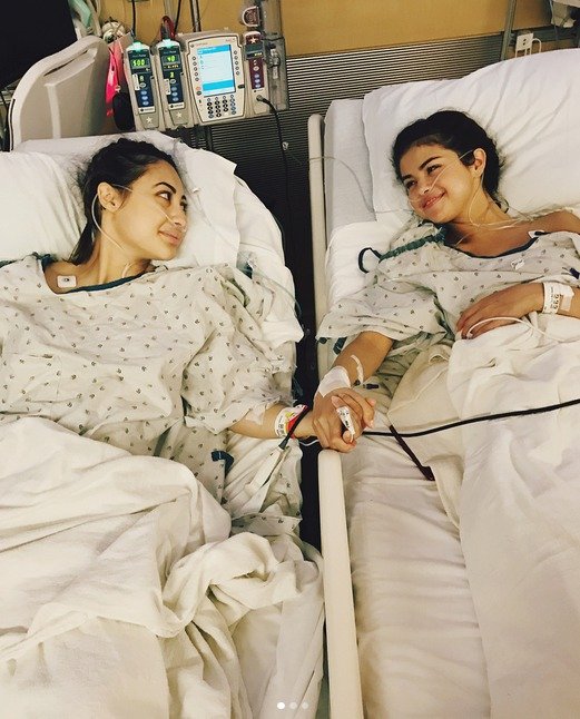 Selena Gomez na Instagramu odhalila, že podstoupila transplantaci ledviny.