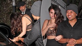 Selena Gomez odcházela z večírku opilá na mol. Podpírat ji museli přátelé.