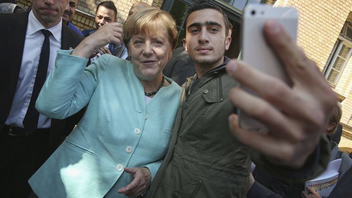 Loni v srpnu byl svět ještě v pořádku, tedy alespoň podle kancléřky Angely Merkelové. Z její otevřené náruče dnes těží jiní.