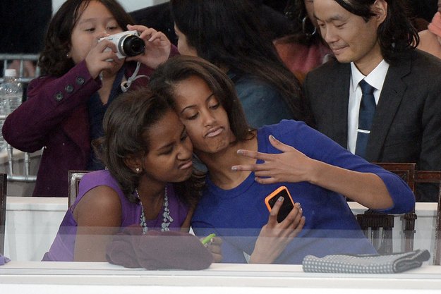 Zatímco inaugurovali Baracka Obamu, jeho dcery se zvěčnily na osobité selfie. 