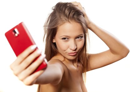 Facebook je pro starý. Puberťáci si raději posílají nahé fotky! Co ještě dělají? 