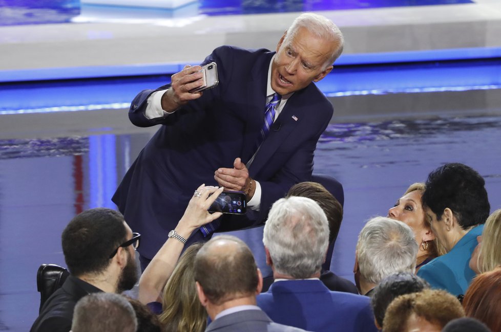 Focení selfie podlehli i politici, na snímku Joe Biden.