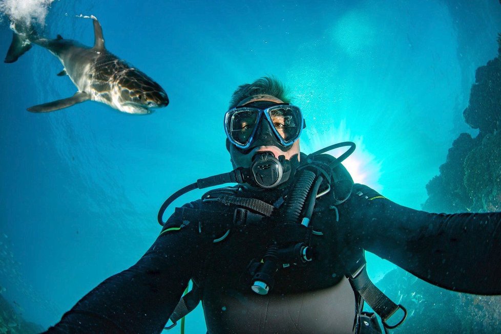 Focení selfie je nebezpečnější než žraloci. Lidé při něm neuvěřitelně riskují.
