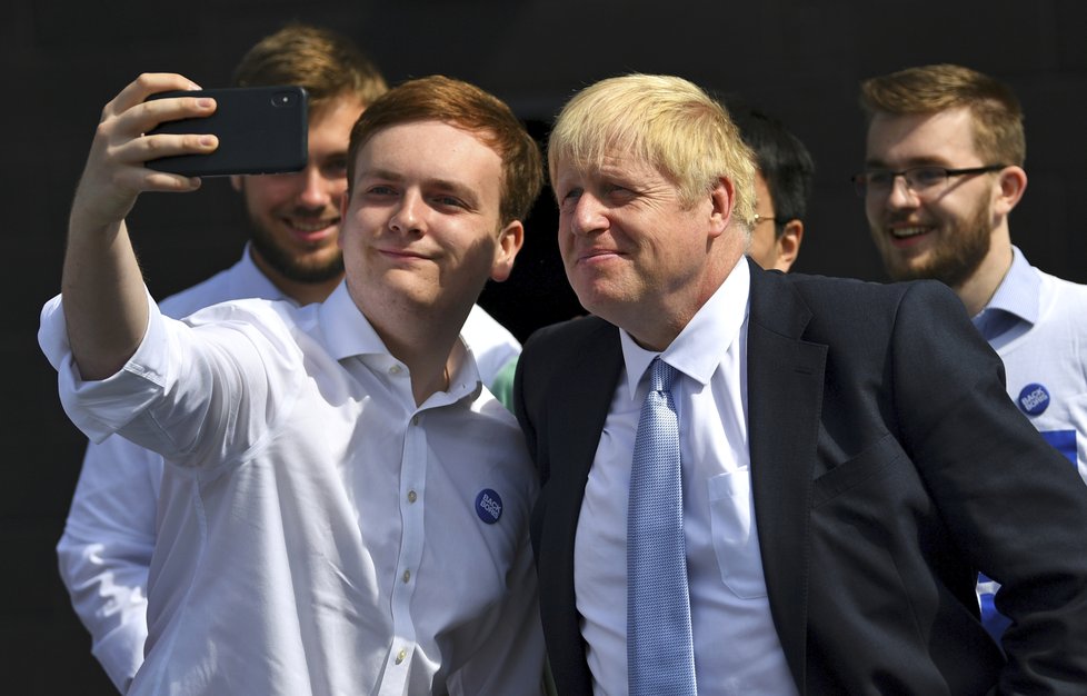 Focení selfie podlehli i politici, na snímku Boris Johnson.