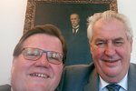 Hit loňské sezóny, dá se říct. Dokonce i prezident Miloš Zeman selfie mánii neunikl! Vyfotili se spolu s místopředsedou Senátu Zdeňkem Škromachem (58, ČSSD).