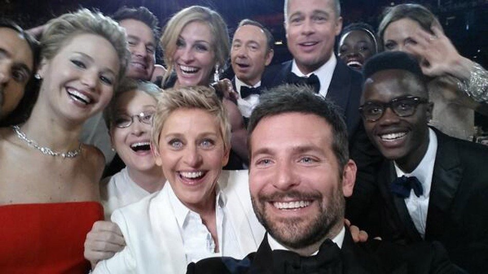 Oscarová »selfie« z 2. března dobyla svět. Fotku, kterou pořídil herec Bradley Cooper (39), sdílely na Twitteru rekordní 3 miliony uživatelů.