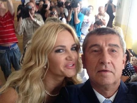 Ve volební místnosti si Andrej pořídil selfie se svojí partnerkou Monikou.