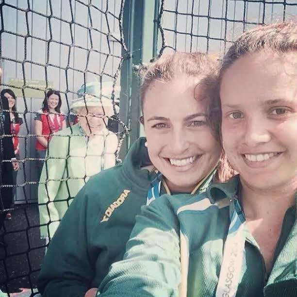 Královna Alžběta (88) se v červenci připletla na selfie australských sportovkyň. Ač se na fotkách většinou tváří vážně, tady se »rošťácky culí«.