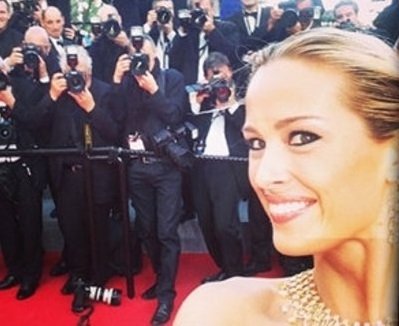 Česká supermodelka Petra Němcová (35) si na filmovém festivalu v Cannes pořídila selfie s hordou fotografů v pozadí.