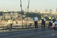 Selfie se sebevrahem! Policejní cynismus na mostě v Istanbulu