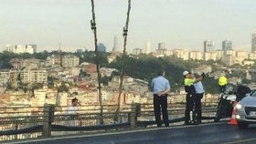Strážník, místo aby zachraňoval muže, který chtěl v Istanbulu skočit z Bosporského mostu, se začal se se sebevrahem fotit!