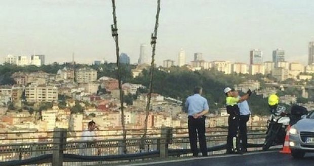 Strážník, místo aby zachraňoval muže, který chtěl v Istanbulu skočit z Bosporského mostu, se začal se se sebevrahem fotit!