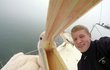Jihoafrický student Juan van den Heever s pelikánem.