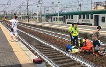 Hyenismus na italském nádraží:   Selfie s babičkou, kterou smetl vlak!