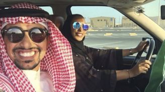 Selfie, které vyvolalo bouři. Muž v Saúdské Arábii učil manželku řídit auto