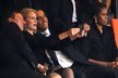 Americký prezident Barack Obama, dánská premiérka Helle Thorning-Schmidtová a britský premiér David Cameron na obřadu za Nelsona Mandelu v Johannesburgu, 10. prosince. Snímek vyvolal i pohoršení.