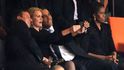 Americký prezident Barack Obama, dánská premiérka Helle Thorning-Schmidtová a britský premiér David Cameron na obřadu za Nelsona Mandelu v Johannesburgu, 10. prosince. Snímek vyvolal i pohoršení.