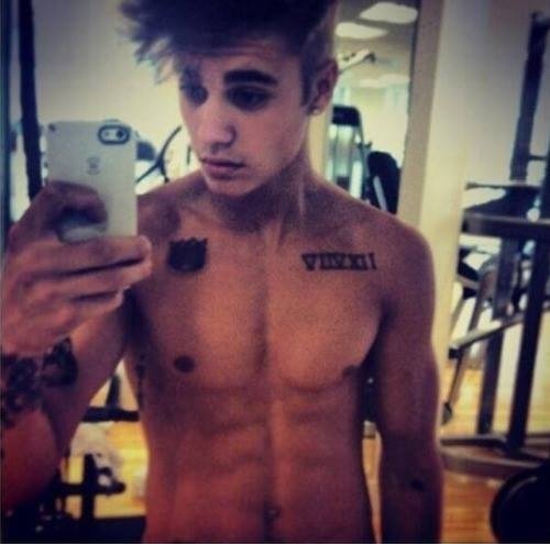 Zpěvák Justin Bieber pořizuje selfies pořád