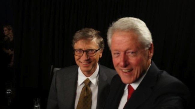 Selfies neodolali ani jeden z nejbohatších mužů světa Bill Gates a bývalý americký prezident Bill Clinton