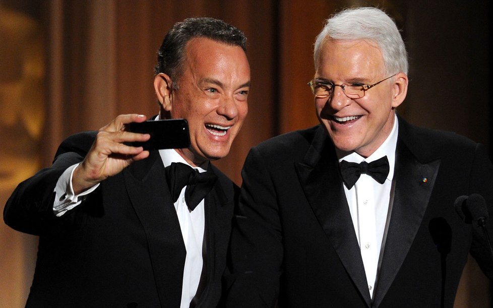 Herec Tom Hanks a Steve Martin na předávání cen, listopad