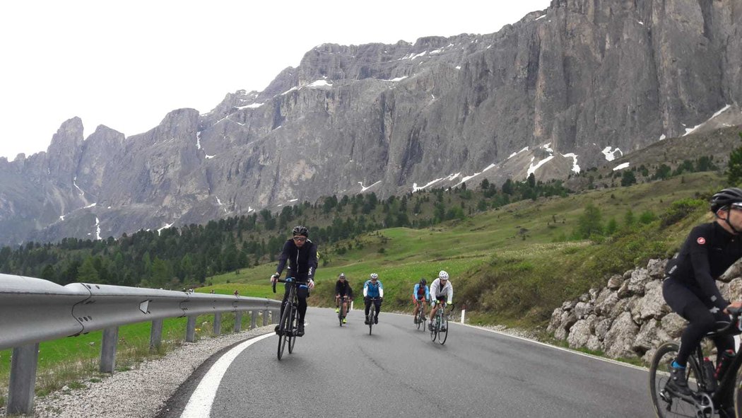 Na svátku cyklistiky Sella Ronda je strašně moc podobně postižených nadšenců do kol.